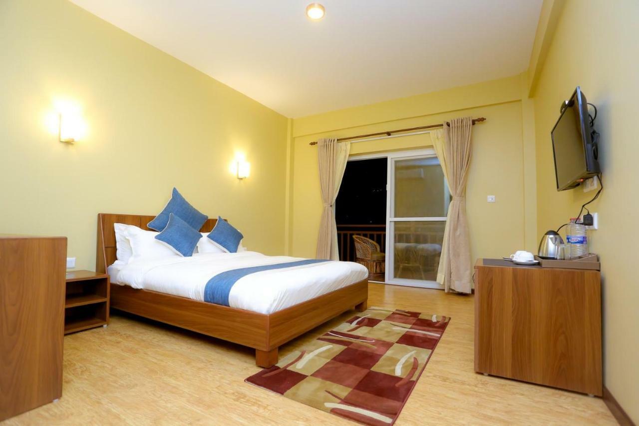 Om Gaura Hotel Pokhara Eksteriør bilde